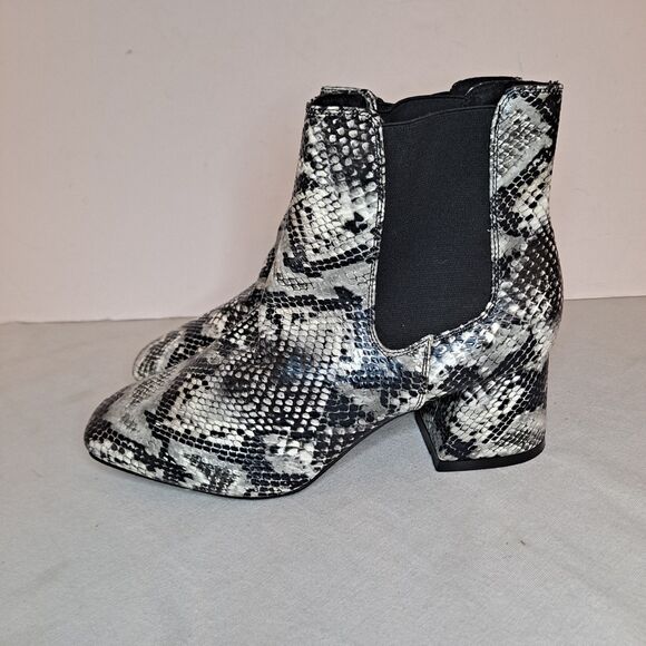 Boohoo Snake Print Chelsea Boots Women's 6 Black White Faux Leather Square Toe - Picture 2 of 10